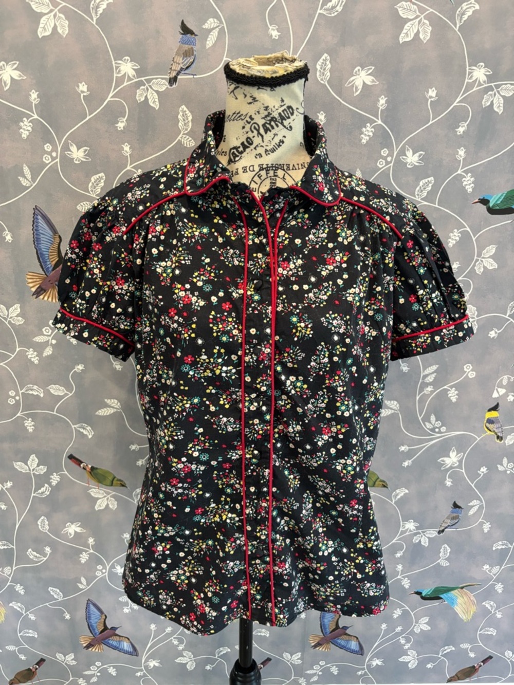 Torrid Women's Black Floral Short-Sleeve Shirt with Red Piping size L